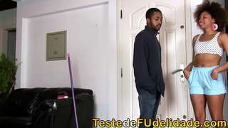 Pomo kaikkein sensaatiomainen kaunottaret rakastavat katsoa teidän piika seksikäs Giovanna Bombom hiomalla kotona, käyttämällä vain punainen alusvaatteita kohtaus täynnä-Test de Fudelidade