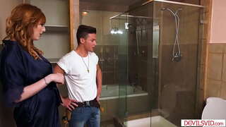 Busty manželka cuckolds manžel sania a kurva údržbára