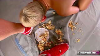 Сүйкімді қыз жігітімен уақыт өткізді