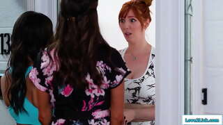 ���ลี้ยงและลูกเลี้ยงไปเผชิญหน้ากับอันธพาลและ busty สาวผมแดงขอสำหรับการให้อภัยเสนอให้พวกเขาเป็น 3some.เธอ facesits คนผมน้ำตาลเป็ shes เลีย