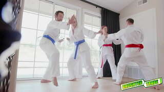 Моҳ Лайт ва Эшли Ed тағйир меебад љой мегирад ва худро аъзои ба онҳо кӯшиш ба таъми