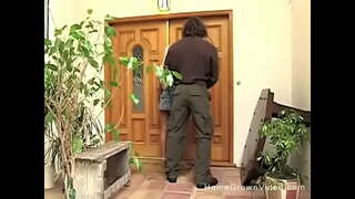 Nadržená blondýna saje a pak šuká její přítel na terase