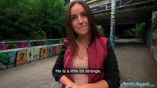 ʳ�개 에이전트 학생을 즐기는 그녀의 질을 침투에 의해 하드 낯선 사람이 야외에서 프라하