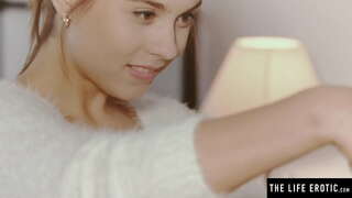 Niedliche Brünette Aueren sech am Spigel, während Si masturbiert