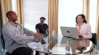 Veronica Avluv si nemyslel, že moc o interracial trojice