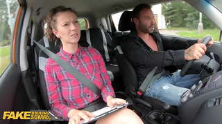 Viltus Autoskola skolēns pērk Instruktors Emilia Argan kafiju pirms āra fuck