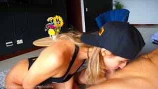 OneNymphoLatina DEEPTHROATSの彼女のファンとツバメは厚いTHROATPIE