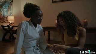 Të vogla titted zezak adoleshencë shuplaka dhe prekje njëri-tjetrin