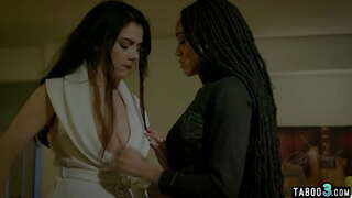 Big boobed lesbian estro kontentigita per ŝia nigra dungito