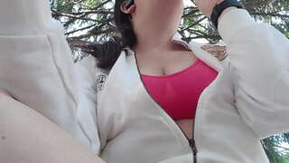 Nicoletta weist Hir haarder Nippel an der ëffentlechkeet, wéi Si Raucht a spillt mat Hir Brüste