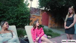 Хар үстэй бяцхан хүүгийн асууна шинэ busty stepmom буцааж авах үед нь түүний бусад залилан stepmom.Тэд үнсэж, тэр licks талынхаа milfs хөл, дараа нь түүний facesits