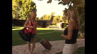 Gleoite óg coláiste na cailíní a shealbhú rud ar bith ar ais - Anna, Cali, Erika Póg, Holly Halston, Aniko, Nikoletta