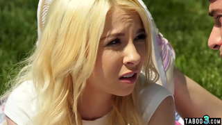 Adolescent stepsister follar aproximadament en el jardí exterior