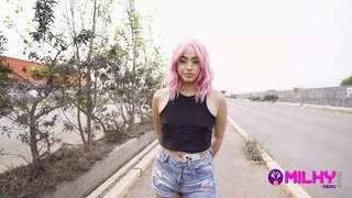 ���ेरुव्हियनला आपल्या देशात काम मिळत नाही आणि तिला तिच्या शरीरात पैशांच्या बदल्यात देण्याची गरज आहे