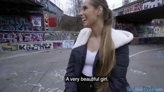 Babe wierklech brauch Suen, awer ginn blowjob an der ëffentlechkeet