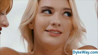 Lesbian poljubljanje in spolu