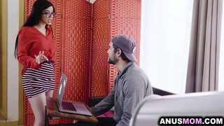 Erstaunliche MILF Julia de Lucia léiwer e groussen SCHWANZ an Hiren ARSCH