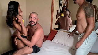 Atzeko planoan kamera aurrean marka-new carioca, eta sentimendua bi cocks bere pussy, aldi berean, lehen aldiz, eta amaitzeko karga osoa cum