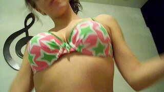 Throwback ວັນພະຫັດ,ຫນຸ່ລີ Fucks ແຟນທີ່ນຸ່ງເສື້ຢາງພາລາໃນວັນທໍາອິດ