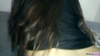 Сексуалды іш киімдегі брюнетка өзінің кискасын мастурбациялайды