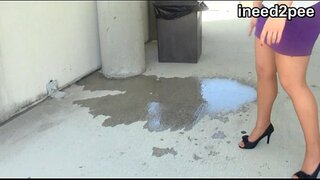 Ineed2pee омораши ва смачивание штанов дар паси парда 31