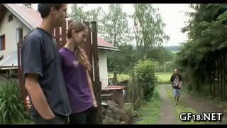 Ova prekrasna naširoko širi noge