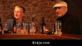 Audacieux blonde suce deux bites