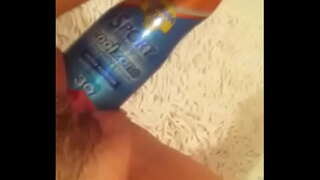 пагульваючы бутэлечкай з крэмам для загару