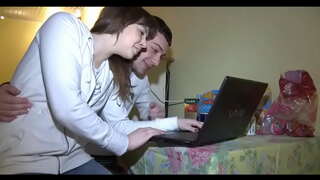 ��� ಬೆಡಗಿ ಬಾಯಿಯಿಂದ ಜುಂಬು ನೀಲಿ ಶರ್ಟ್