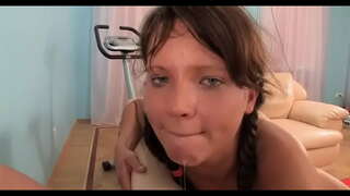 Gorgeous pretty gal empfänkt Schrëtt geleckt