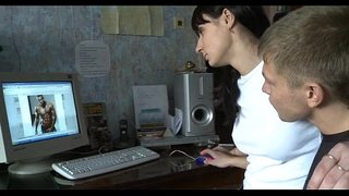 Кудрявый жеребец eynək saxlayır, əl