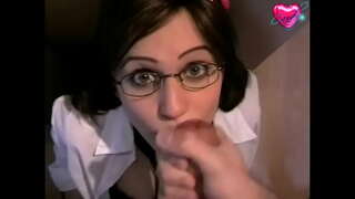 Søde chick i briller får det godt