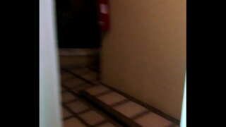 Żona Pieprzy się w kilku otwartych drzwi, bogate jęki