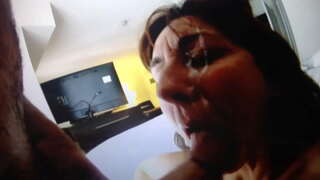 Cougar slut prende un carico enorme sul suo viso!