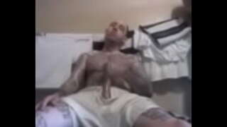 Белый парень, большой член, выстрел спермой