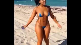 Sexy Latina zu mini kleedungsstéck on the beach