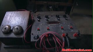 Electro bdsm sub dominéiert vun Meeschter