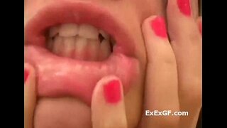 Ǿ�丽的小女孩挑逗她赤裸的身体在淋浴