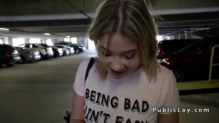 امریکی بڑی گدی سنہرے بالوں والی bangs کے باہر