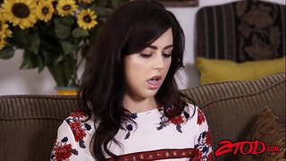 Verführerische Julia Ann an Whitney Weess Ëmgang mat engem grousse Schwanz