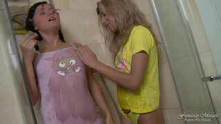 Hai tinh thực sự cực khoái hậu môn đồ chơi ở trong phòng tắm