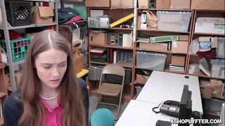 Både shoplyfting teenager og mormor er at få brag ved den liderlige LP Officer Erica Lauren