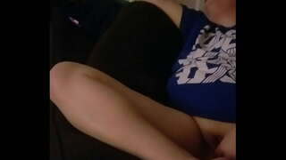 Mann Opzeechnungen Fra, spillen, während Dir an de Raum