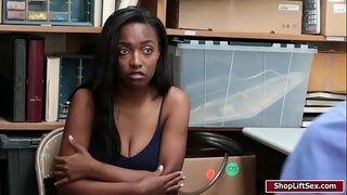 Busty Daya Knight får hendes fisse kneppet af LP officer enorme cock