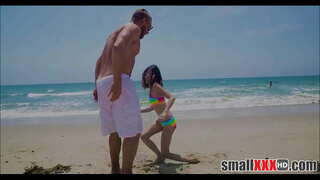 Mladá A Drobná Drobná Dívka Jasmine Grey Dostane Malý Kočička Stretched Podle Obrovský Kohout Chlap Od Pláže