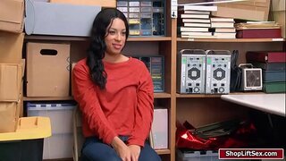 LP stellt die gestohlenen Gegenstände und fickt dann die Ladendieb