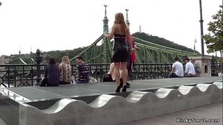 Blonde máistreás disgraces redhead euro slut taobh amuigh sa phobal