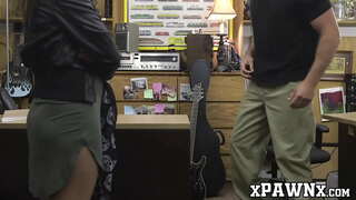 Curvy બાળક પ્યાદાઓને તેના ગિટાર અને ભોસ ચુત