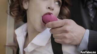 Үлкен жопы бар Қыз құмарлықпен мастурбация жасайды