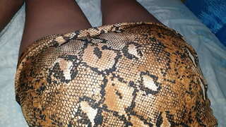 Oggi, domenica, mio cugino arriva. b. e con il vestito